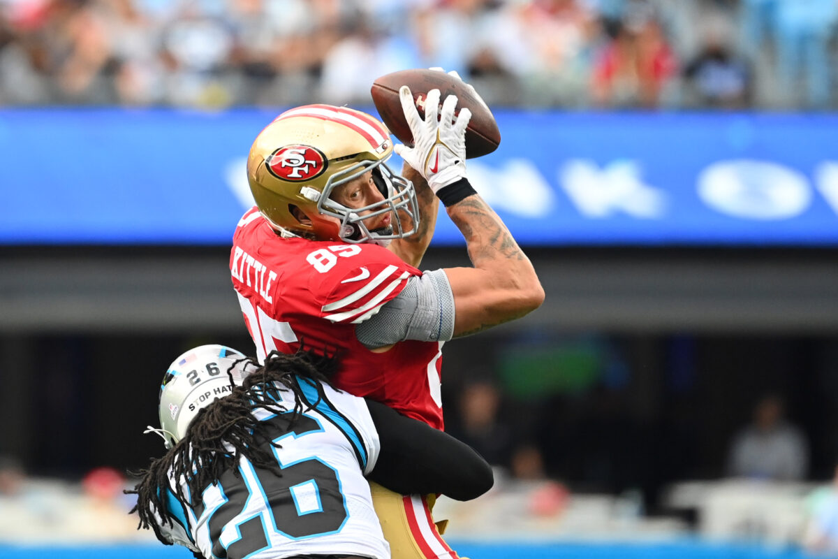 Onde assistir NFL Oct 9, 2022; Charlotte, North Carolina, USA; San Francisco 49ers tight end George Kittle (85) catches the Ball as Carolina Panthers cornerback Donte Jackson (26) defends in the second quarter at Bank of America Stadium. Mandatory Credit: Bob Donnan-USA TODAY Sports