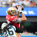 Onde assistir NFL Oct 9, 2022; Charlotte, North Carolina, USA; San Francisco 49ers tight end George Kittle (85) catches the Ball as Carolina Panthers cornerback Donte Jackson (26) defends in the second quarter at Bank of America Stadium. Mandatory Credit: Bob Donnan-USA TODAY Sports