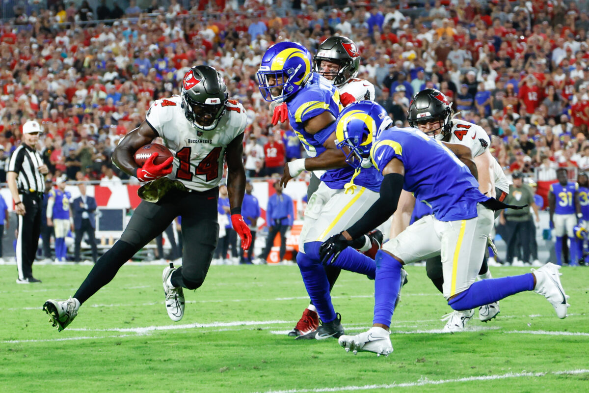 Semana 12 da NFL Nov 6, 2022; Tampa, Florida, USA; Tampa Bay Buccaneers wide receiver Chris Godwin (14) runs with the ball after the catch against the Los Angeles Rams during the fourth quarter at Raymond James Stadium. Mandatory Credit: Douglas DeFelice-USA TODAY Sports