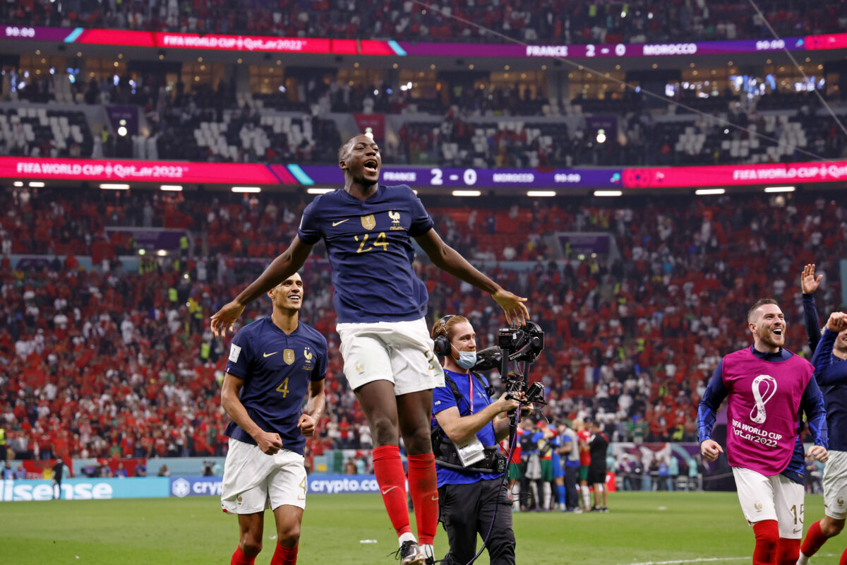 Zagueiro Konaté com a camisa da Seleção da França