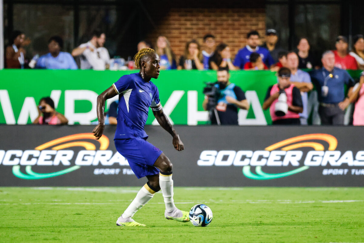 Zagueiro Chalobah em jogo do Chelsea