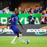 Zagueiro Chalobah em jogo do Chelsea