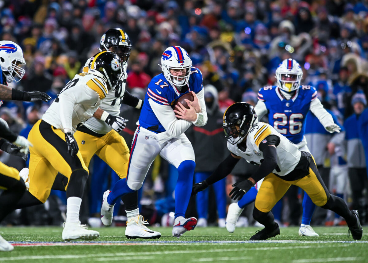 Onde assistir NFL Jan 15, 2024; Orchard Park, New York, USA; Buffalo Bills quarterback Josh Allen (17) runs the ball against the Pittsburgh Steelers in the fourth quarter of a 2024 AFC wild card game at Highmark Stadium. Mandatory Credit: Mark Konezny-USA TODAY Sports