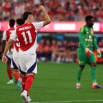 Atacante brasileiro Gabriel Martinelli comemorando gol em jogo do Arsenal