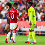 Volante brasileiro Casemiro ao lado do goleiro Onana em jogo do Manchester United em 2024