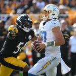 Onde assistir NFL Sep 22, 2024; Pittsburgh, Pennsylvania, USA; Pittsburgh Steelers linebacker Elandon Roberts (50) sacks Los Angeles Chargers quarterback Justin Herbert (10) during the third quarter at Acrisure Stadium. Mandatory Credit: Barry Reeger-Imagn Images