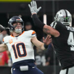 Onde assistir NFL Nov 24, 2024; Paradise, Nevada, USA; Denver Broncos quarterback Bo Nix (10) throws the ball against Las Vegas Raiders linebacker Robert Spillane (41) in the first quarter at Allegiant Stadium. Mandatory Credit: Kirby Lee-Imagn Images