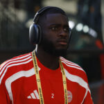 Upamecano de fone com a camisa do Bayern de Munique - o jogador é alvo do Real Madrid no mercado da bola