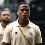 Jhon Arias, observado por Fluminense e Flamengo, com a camisa de viagem do Tricolor Carioca no Mundial 2025