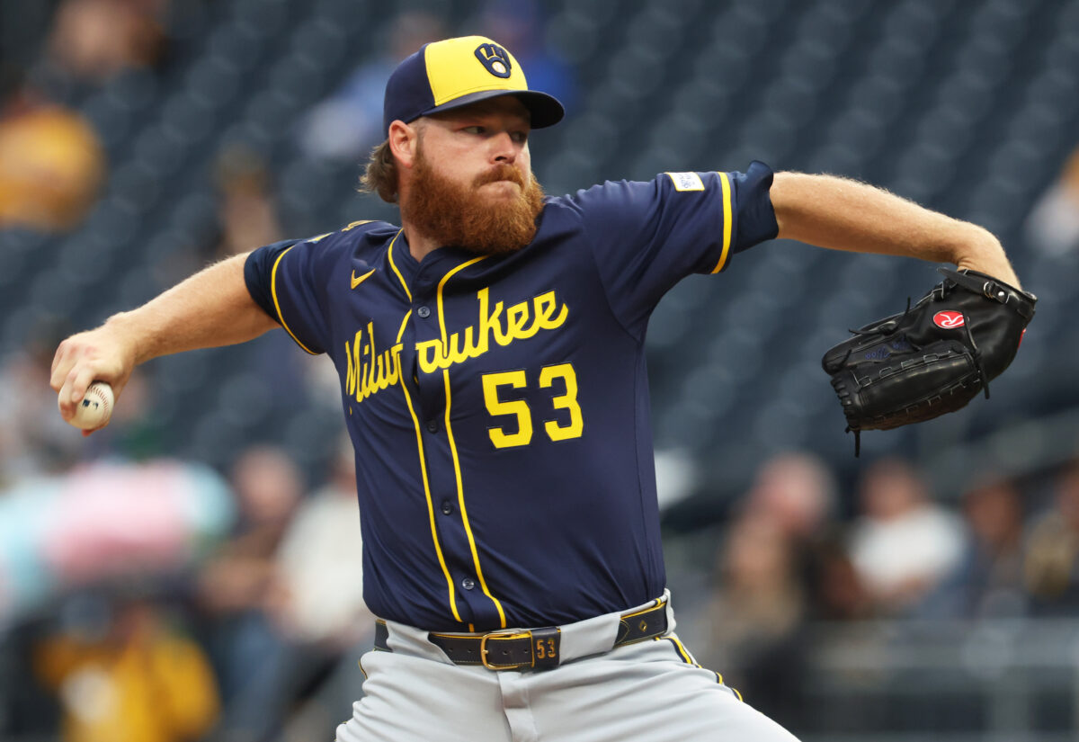 oferta qualificada da MLB Sep 6, 2025; Pittsburgh, Pennsylvania, USA; Milwaukee Brewers starting pitcher Brandon Woodruff (53) delivers a pitch against the Pittsburgh Pirates during the first inning at PNC Park. Mandatory Credit: Charles LeClaire-Imagn Images