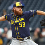 oferta qualificada da MLB Sep 6, 2025; Pittsburgh, Pennsylvania, USA; Milwaukee Brewers starting pitcher Brandon Woodruff (53) delivers a pitch against the Pittsburgh Pirates during the first inning at PNC Park. Mandatory Credit: Charles LeClaire-Imagn Images