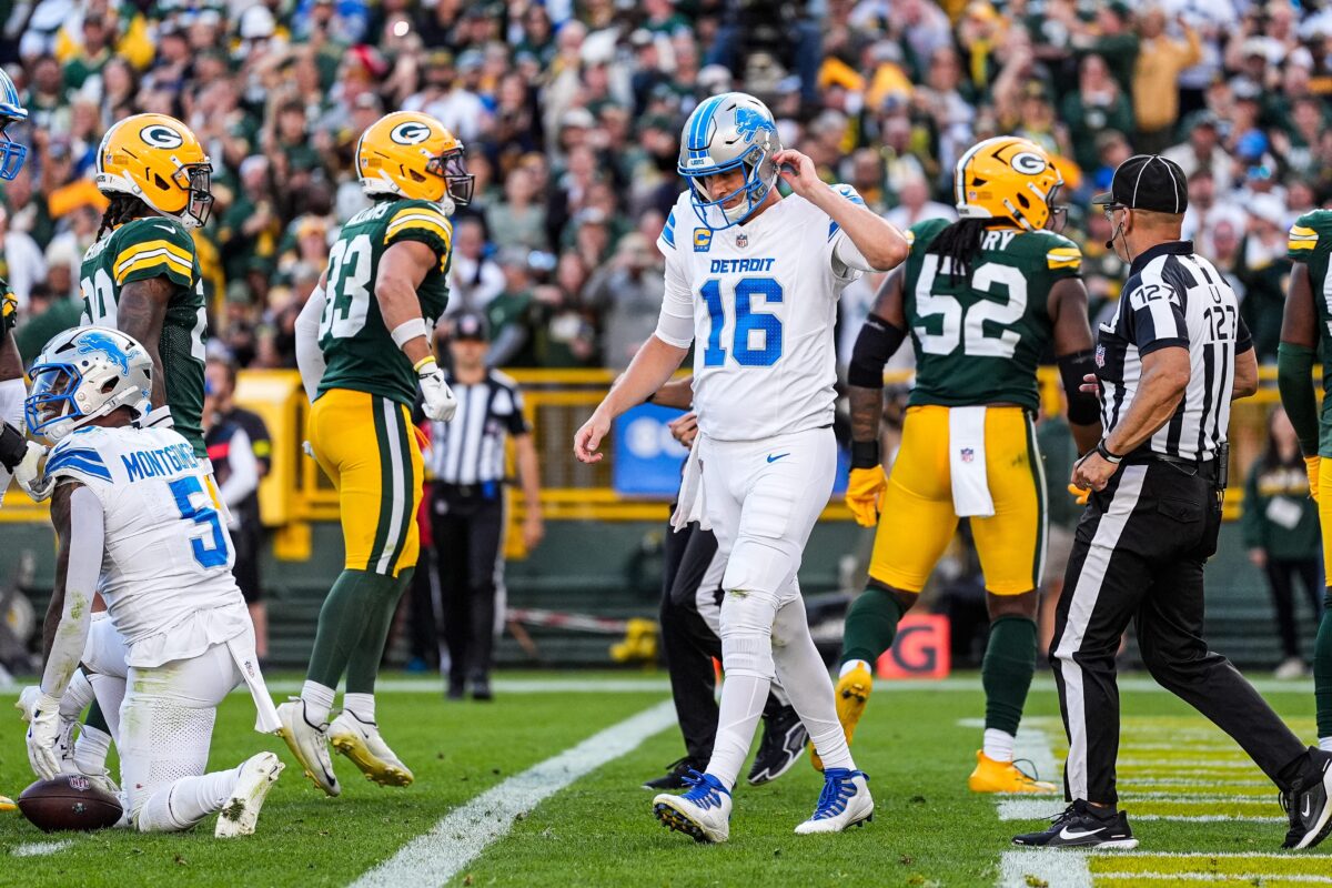 Semana 13 da NFL Detroit Lions quarterback Jared Goff walks off the field after a failed third-down conversion against the Green Bay Packers during the second half at Lambeau Field in Green Bay, Wis., on Sunday, September 7, 2025.