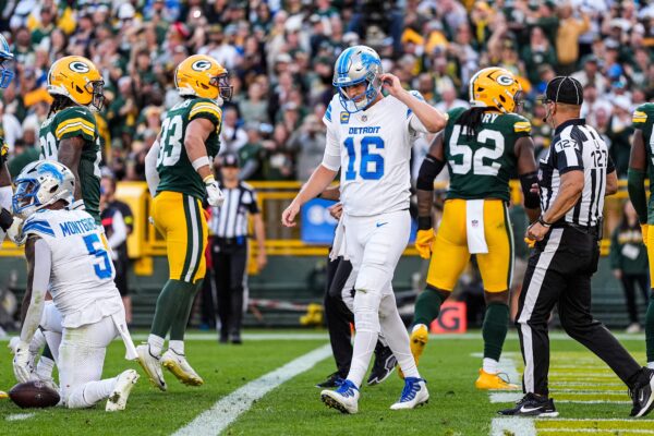Semana 13 da NFL Detroit Lions quarterback Jared Goff walks off the field after a failed third-down conversion against the Green Bay Packers during the second half at Lambeau Field in Green Bay, Wis., on Sunday, September 7, 2025.