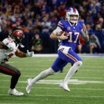 Onde assistir NFL Buccaneers Bills Buffalo Bills quarterback Josh Allen (17) runs toward the sideline against Tampa Bay Buccaneers safety Antoine Winfield Jr. (31).