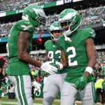 Playoffs da NFL Oct 26, 2025; Philadelphia, Pennsylvania, USA; Philadelphia Eagles wide receiver Jahan Dotson (2) celebrates with wide receiver DeVonta Smith (6) after scoring a touchdown against the New York Giants in the fourth quarter at Lincoln Financial Field. Mandatory Credit: Eric Hartline-Imagn Images