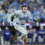 Prêmios MLB Nov 1, 2025; Toronto, Ontario, CAN; Los Angeles Dodgers two-way player Shohei Ohtani (17) runs after hitting a single against the Toronto Blue Jays in the fifth inning during game seven of the 2025 MLB World Series at Rogers Centre. Mandatory Credit: John E. Sokolowski-Imagn Images