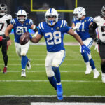 Playoffs da NFL Nov 9, 2025; Berlin, Germany; Indianapolis Colts running back Jonathan Taylor (28) scores the winning touchdown in overtime against the Atlanta Falcons during the NFL Berlin Game at Olympic Stadium. Mandatory Credit: Kirby Lee-Imagn Images