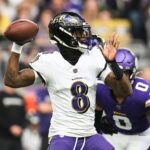 Lamar Jackson, QB dos Ravens, em ação contra os Vikings em 2025.