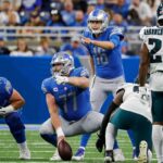Onde assistir NFL Lions Eagles Detroit Lions quarterback Jared Goff talks to center Frank Ragnow against the Philadelphia Eagles during the second half at Ford Field in Detroit, Sept. 11, 2022.