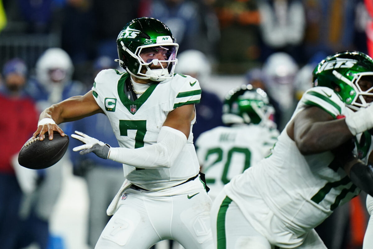 Nov 13, 2025; Foxborough, Massachusetts, USA; New York Jets quarterback Justin Fields (7) throws a pass against the New England Patriots in the fourth quarter at Gillette Stadium. Mandatory Credit: David Butler II-Imagn Images