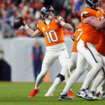 Playoffs da NFL Nov 16, 2025; Denver, Colorado, USA; Denver Broncos quarterback Bo Nix (10) prepares to pass in the fourth quarter against the Kansas City Chiefs at Empower Field at Mile High. Mandatory Credit: Ron Chenoy-Imagn Images