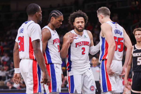 grandes surpresas da temporada Nov 18, 2025; Atlanta, Georgia, USA; Detroit Pistons guard Javonte Green (31) and guard Ausar Thompson (9) and guard Cade Cunningham (2) and forward Duncan Robinson (55) against the Atlanta Hawks in the fourth quarter at State Farm Arena. Mandatory Credit: Brett Davis-Imagn Images
