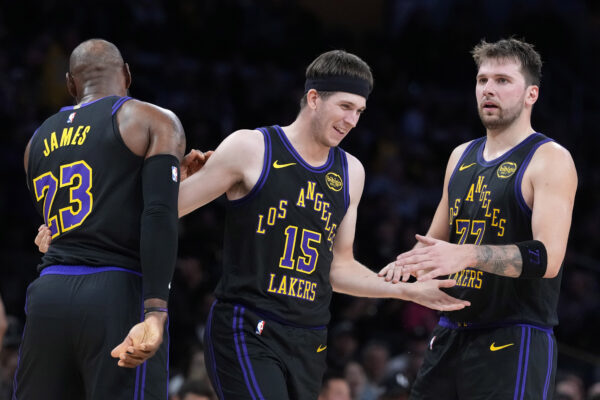 LeBron rasga elogios a Doncic após vitória em retorno às quadras