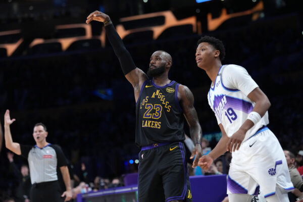 LeBron ‘deixa a vida mais fácil’, relata Ayton após retorno do astro