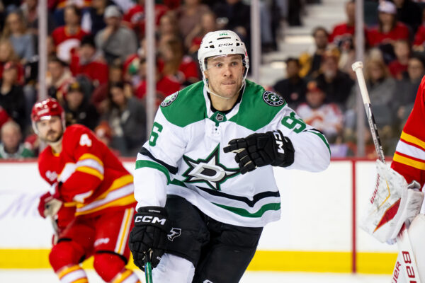 Mikko Rantanen &eacute; suspenso ap&oacute;s boarding em Matt Coronato