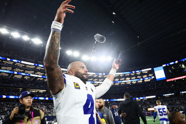 Dak Prescott se torna líder em jardas de passes na história dos Cowboys
