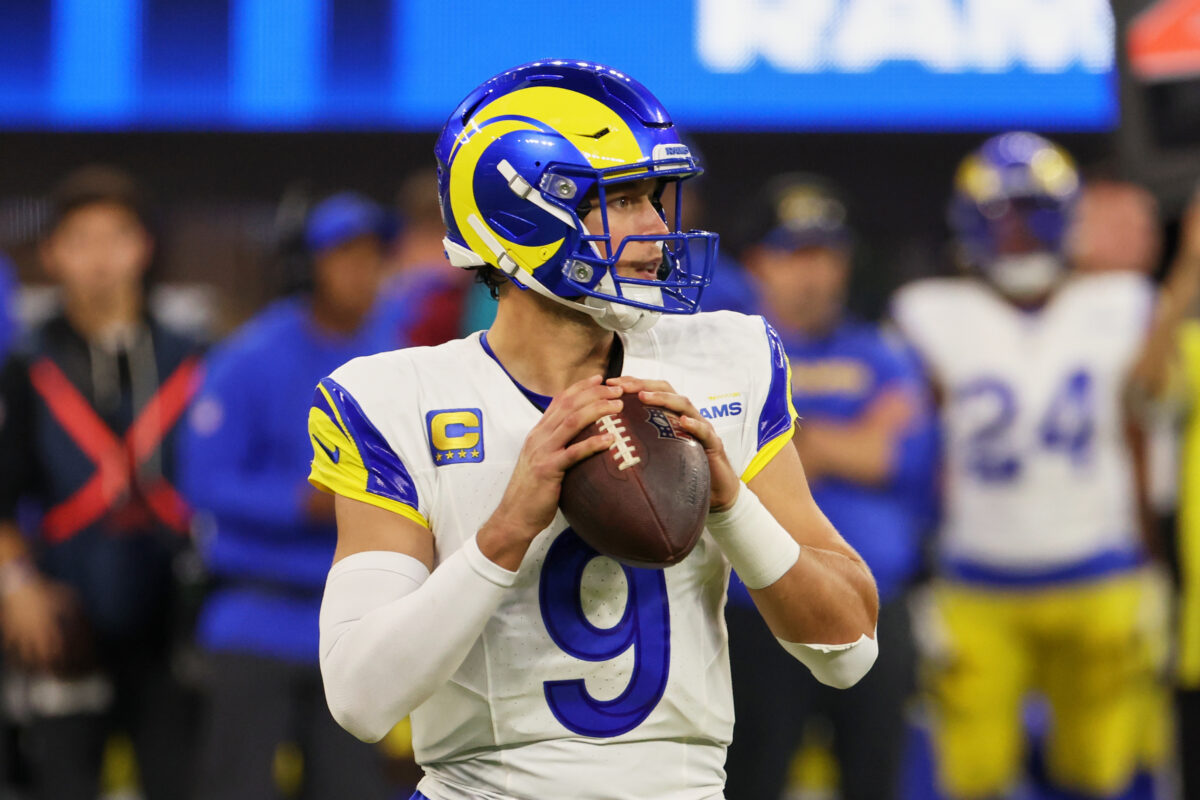 Playoffs da NFL Nov 23, 2025; Inglewood, California, USA; Los Angeles Rams quarterback Matthew Stafford (9) looks to pass the ball against the Tampa Bay Buccaneers during the second quarter at SoFi Stadium. Mandatory Credit: Kiyoshi Mio-Imagn Images