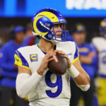 Playoffs da NFL Nov 23, 2025; Inglewood, California, USA; Los Angeles Rams quarterback Matthew Stafford (9) looks to pass the ball against the Tampa Bay Buccaneers during the second quarter at SoFi Stadium. Mandatory Credit: Kiyoshi Mio-Imagn Images