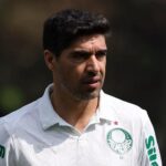 Abel Ferreira, técnico do Palmeiras, de camisa branca do clube