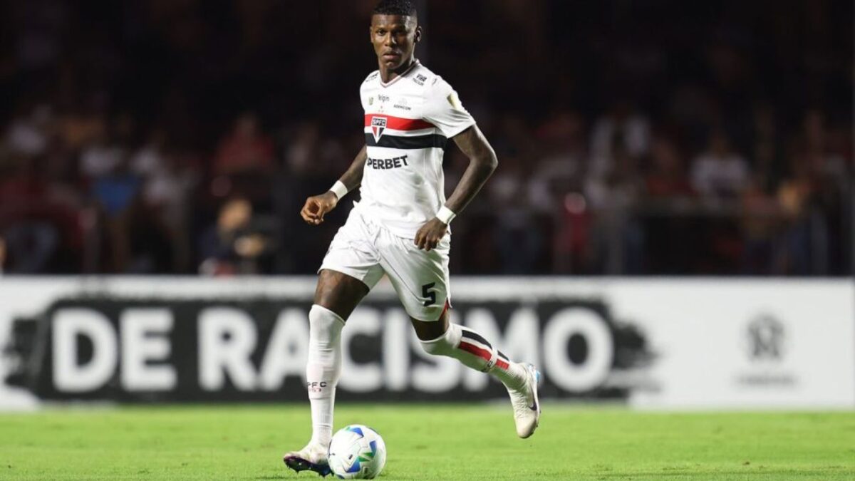 Zagueiro Arboleda em campo pelo São Paulo