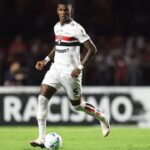 Zagueiro Arboleda em campo pelo São Paulo