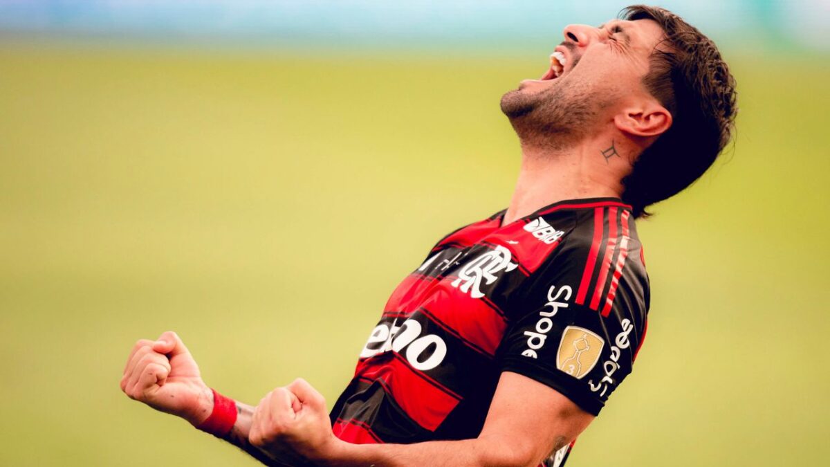Arrascaeta vibrando em Palmeiras x Flamengo - Libertadores, estádio Monumental de Lima, no Peru, 29/11/2025