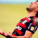 Arrascaeta vibrando em Palmeiras x Flamengo - Libertadores, estádio Monumental de Lima, no Peru, 29/11/2025