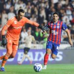 Léo Jardim com a bola sob a marcação de Michel Araújo, em Bahia x Vasco do primeiro turno do Brasileirão - São Januário, 24/09/2025
