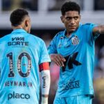 Souza ao lado de Neymar em jogo do Santos