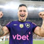 Artur comemorando a vitória do Botafogo sobre o Grêmio por 3 a 2 - Estádio Nilton Santos - Brasileirão, 22/11/2025