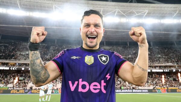 Artur comemorando a vitória do Botafogo sobre o Grêmio por 3 a 2 - Estádio Nilton Santos - Brasileirão, 22/11/2025