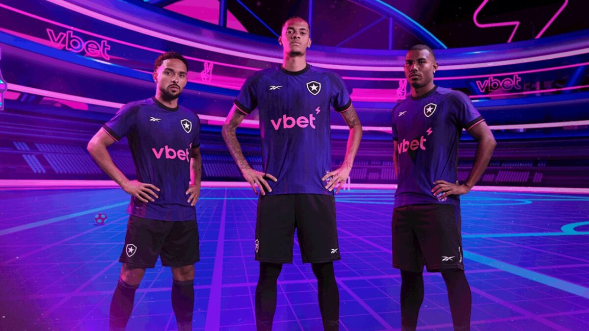 Cuiabano (esquerda), Newton (meio) e Vitinho (direita) em imagem de divulgação da nova camisa do Botafogo