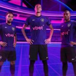 Cuiabano (esquerda), Newton (meio) e Vitinho (direita) em imagem de divulgação da nova camisa do Botafogo