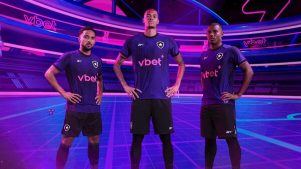 Cuiabano (esquerda), Newton (meio) e Vitinho (direita) em imagem de divulga&ccedil;&atilde;o da nova camisa do Botafogo