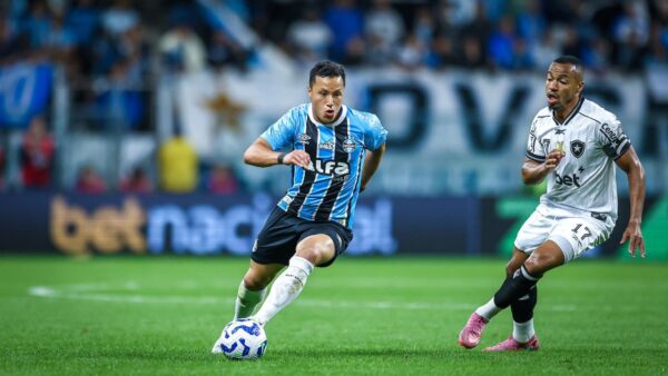 Marlon (Gr&ecirc;mio) e Marlon Freitas (Botafogo) em Botafogo x Gr&ecirc;mio do 1&ordm; turno do Brasileir&atilde;o - 24/09/2025
