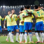 Jogadores comemoram o segundo gol do Brasil no amistoso contra Senegal em Londres