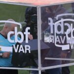 Árbitro em cabine do VAR no Brasileirão