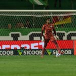 Carlos Miguel com a posse da bola no pé esquerdo em Juventude 0 x 2 Palmeiras - Brasileirão, 02/11/2025, Alfredo Jaconi