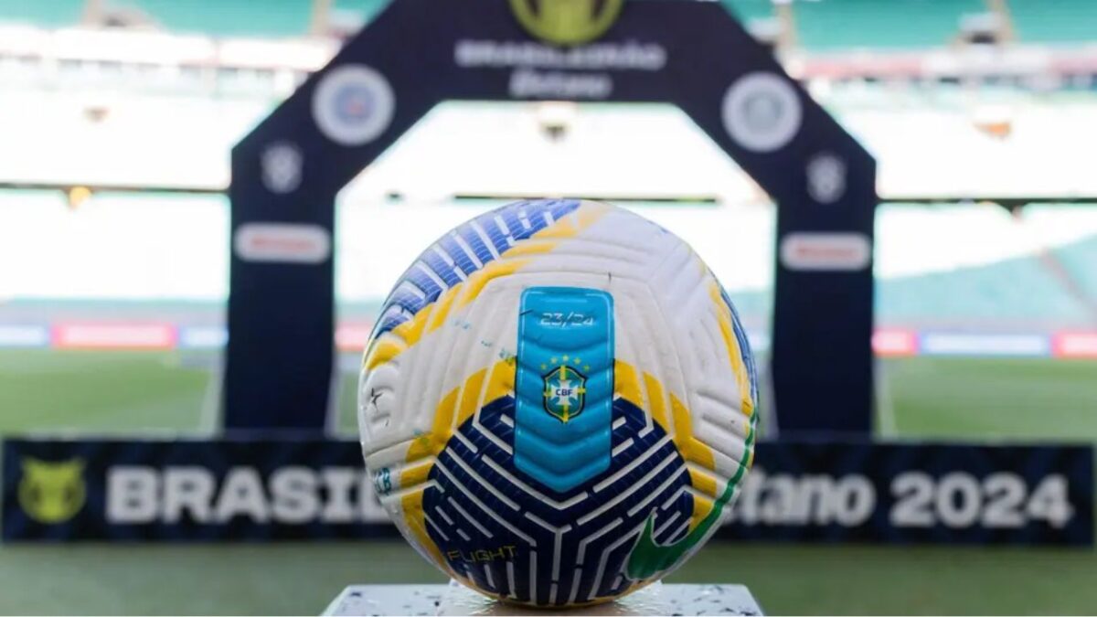 Bola do Brasileirão 2025 antes de jogo do Bahia na Arena Fonte Nova - Fortaleza e Ceará estão rebaixados no Brasileirão