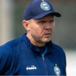 Técnico Mozart, do Coritiba, em treino da equipe